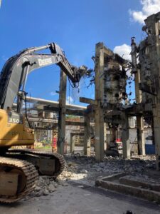 Desmontagem e gestão de resíduos em área industrial