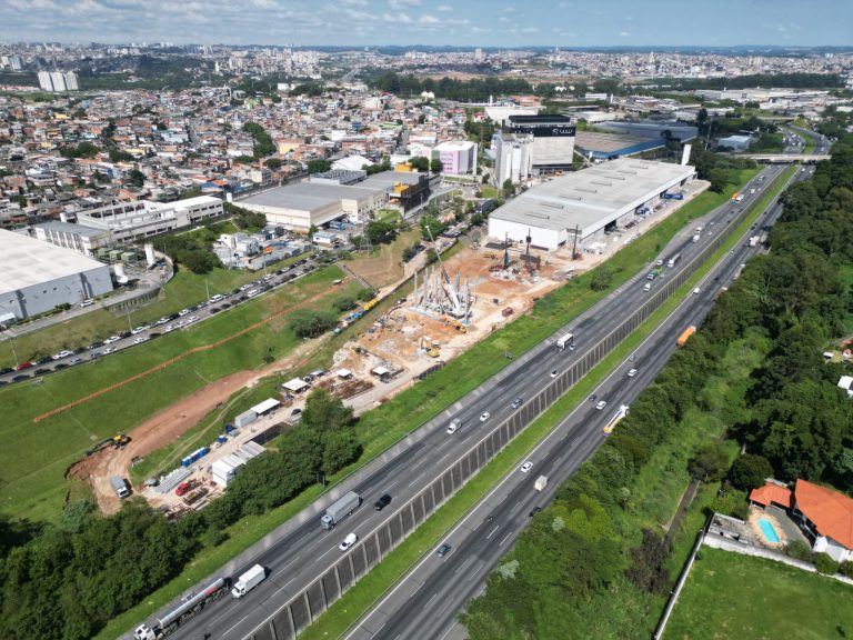 Desmonte de rocha em Tamboré, Barueri (SP)