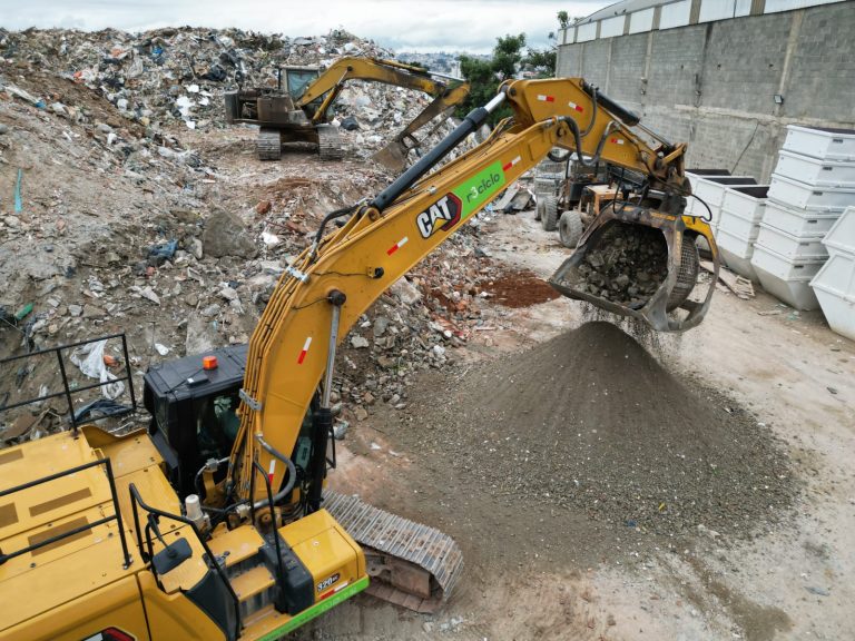 Peneiramento de RCD com Caçamba Peneira