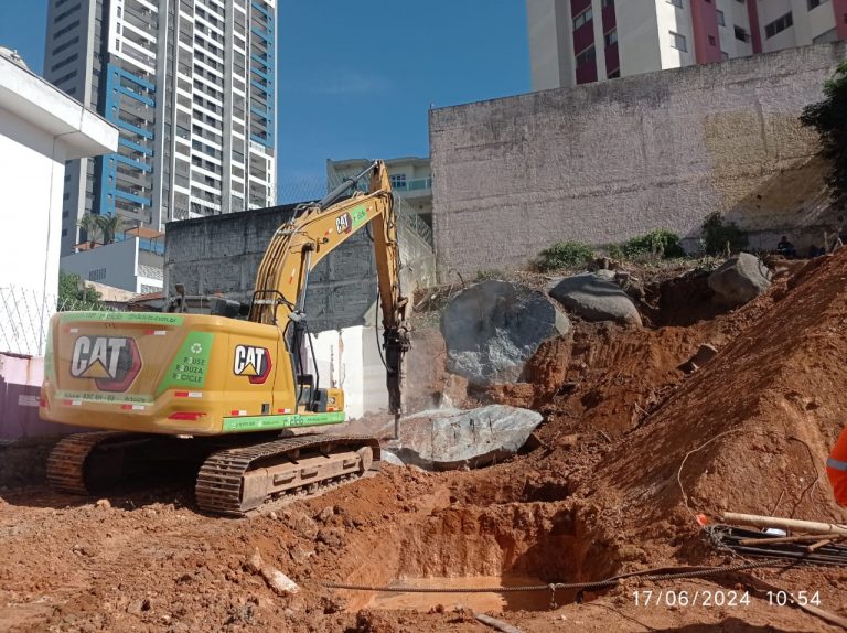 Desmonte de rocha em área urbana