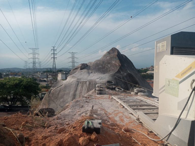 Desmonte de Rocha no RJ