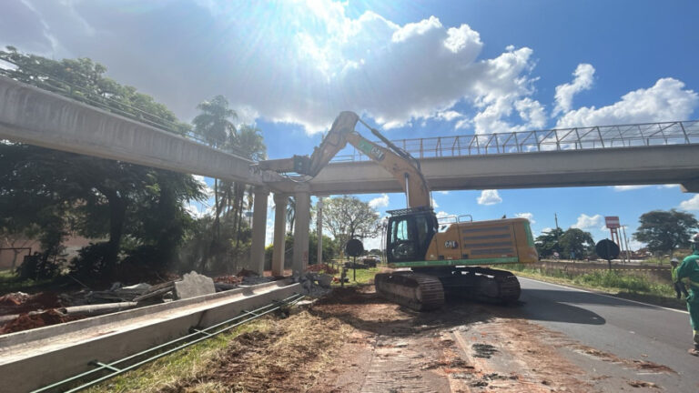 Demolição de Rampas de Passarelas , Barretos e Colina (SP)
