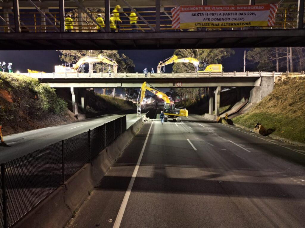 Escavadeiras da R3Ciclo durante a demolição real do viaduto de Bonsucesso, em Guarulhos, SP.